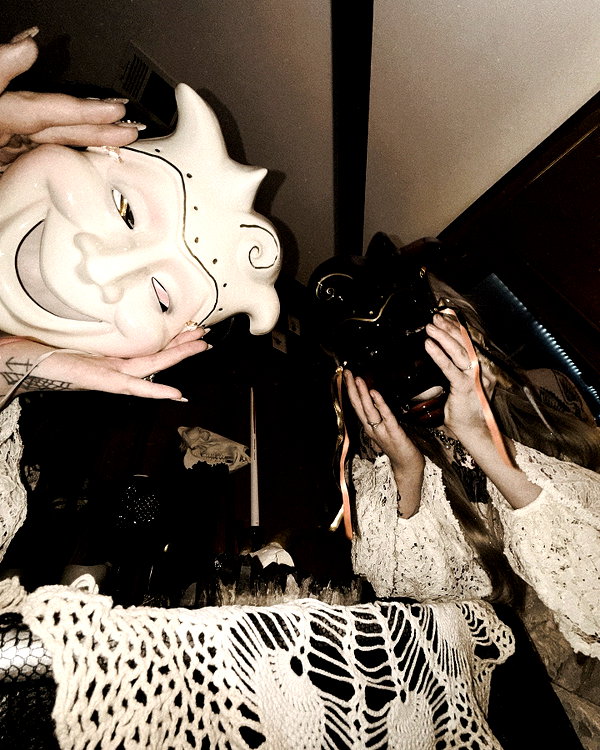 yeahimcaroline instagram image archive image