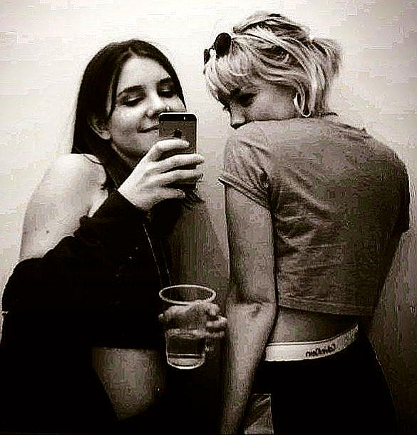 _femalien image ~ Altpins