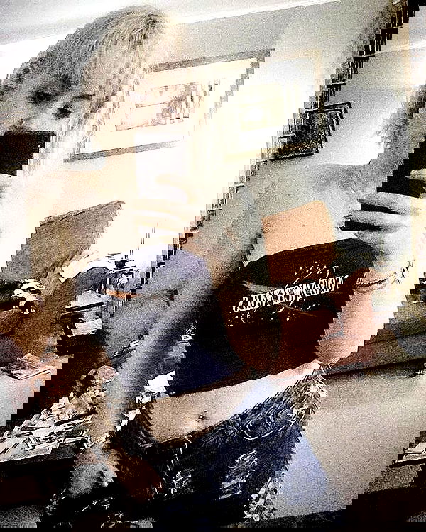 _femalien image ~ Altpins