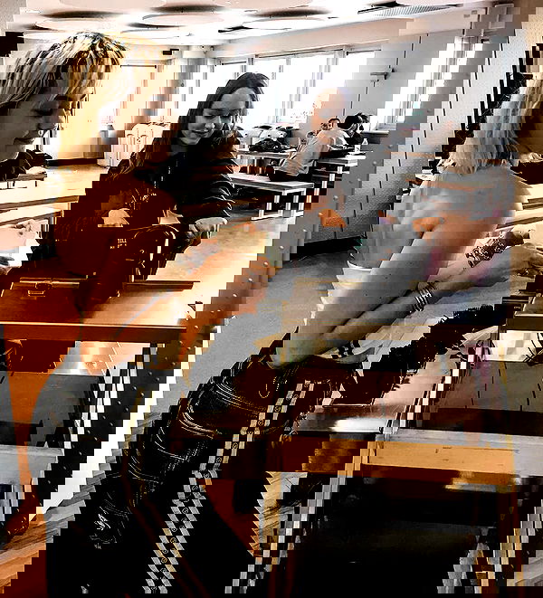 _femalien image ~ Altpins