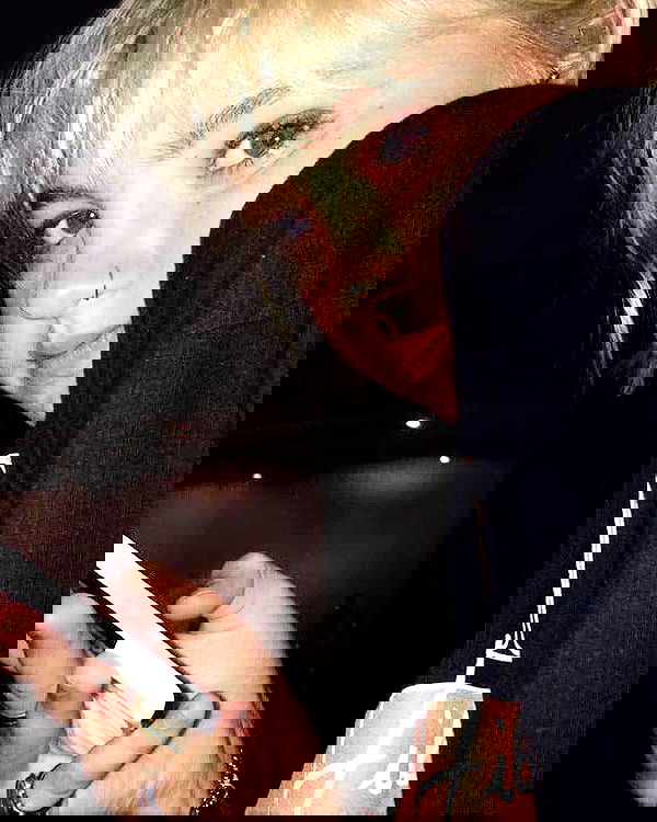 _femalien image ~ Altpins