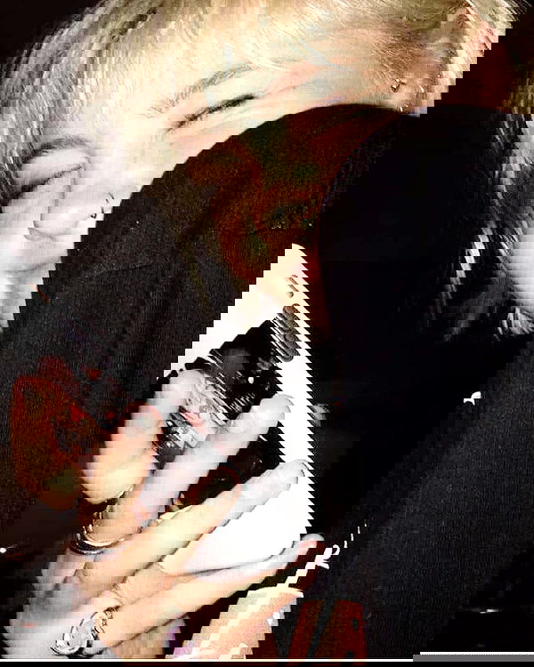 _femalien image ~ Altpins