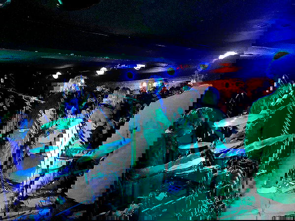 _femalien image ~ Altpins