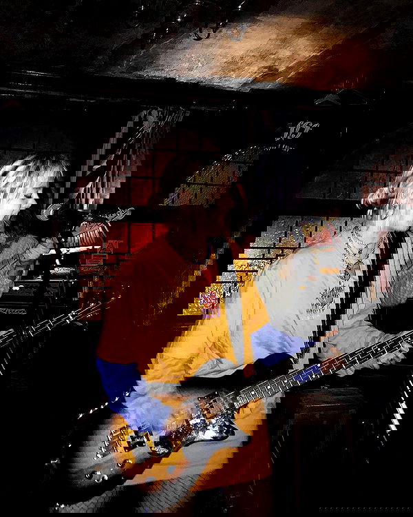 _femalien image ~ Altpins