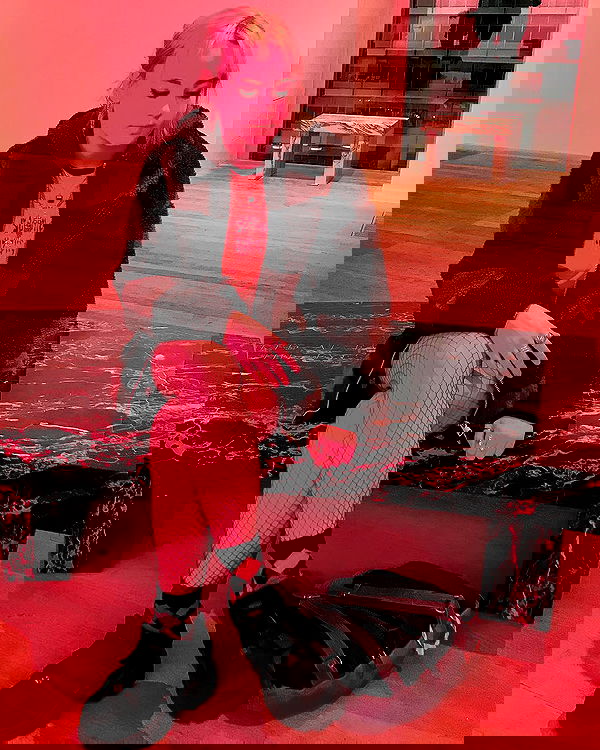 _femalien image ~ Altpins