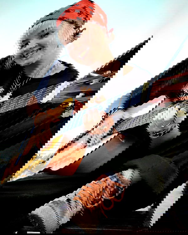 _femalien image ~ Altpins