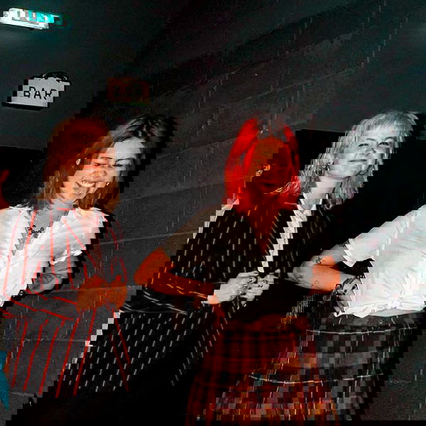 _femalien image ~ Altpins