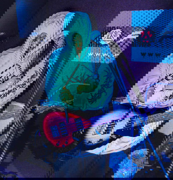 _femalien image ~ Altpins