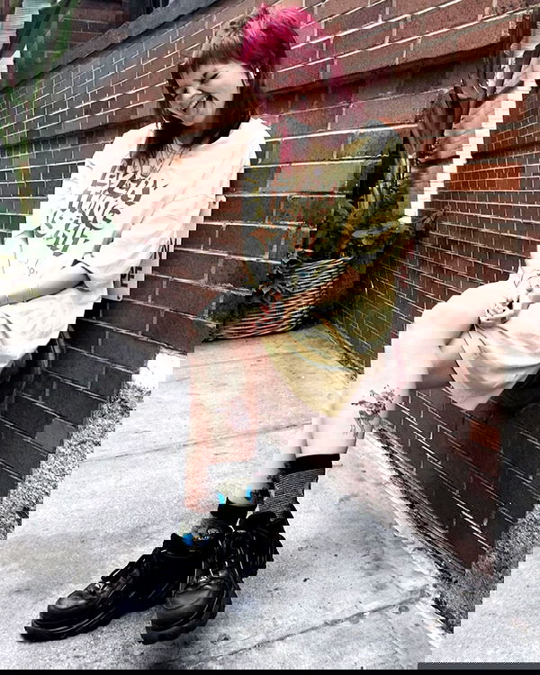 _femalien image ~ Altpins