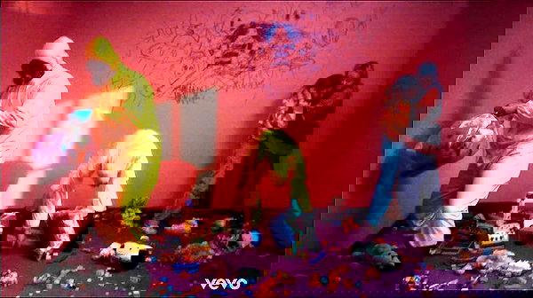 _femalien image ~ Altpins