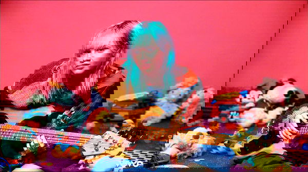 _femalien image ~ Altpins