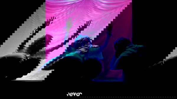 _femalien image ~ Altpins