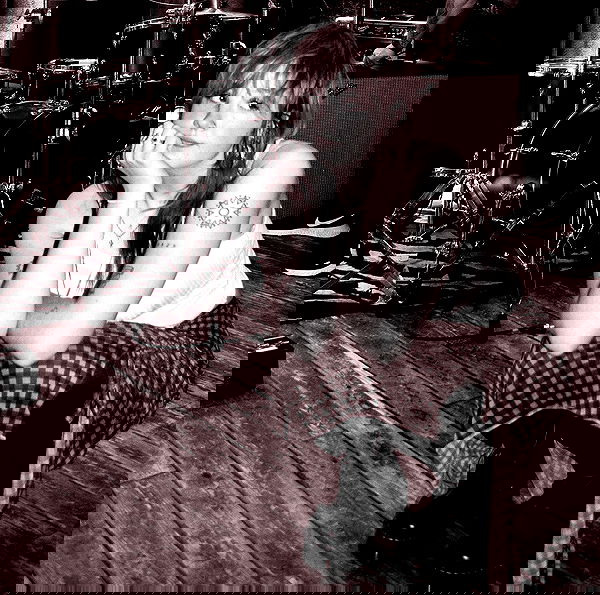 _femalien image ~ Altpins