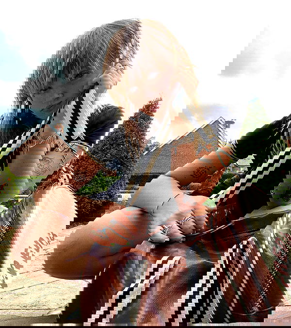 _femalien image ~ Altpins