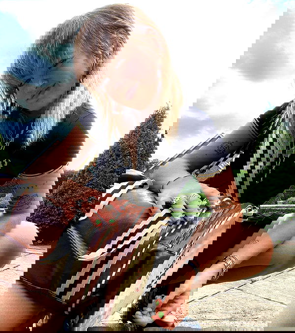 _femalien image ~ Altpins