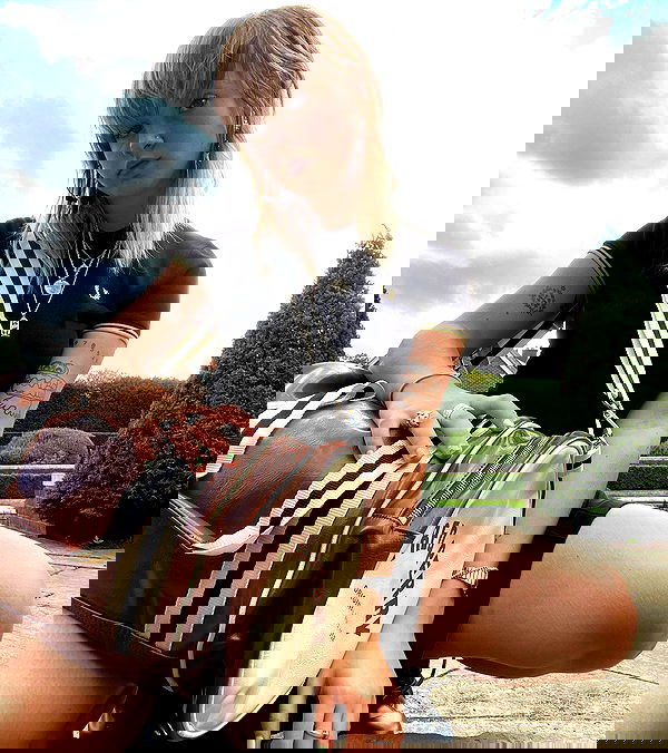 _femalien image ~ Altpins