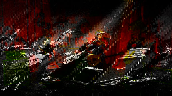 _femalien image ~ Altpins