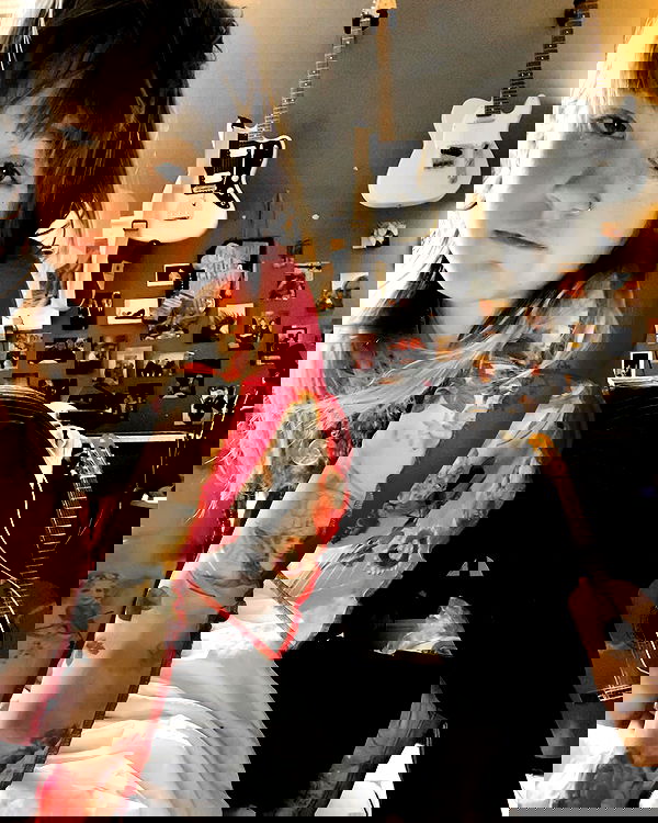 _femalien image ~ Altpins