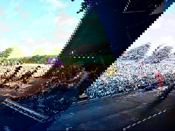 _femalien image ~ Altpins