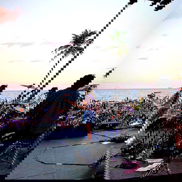 _femalien _femalien archive image