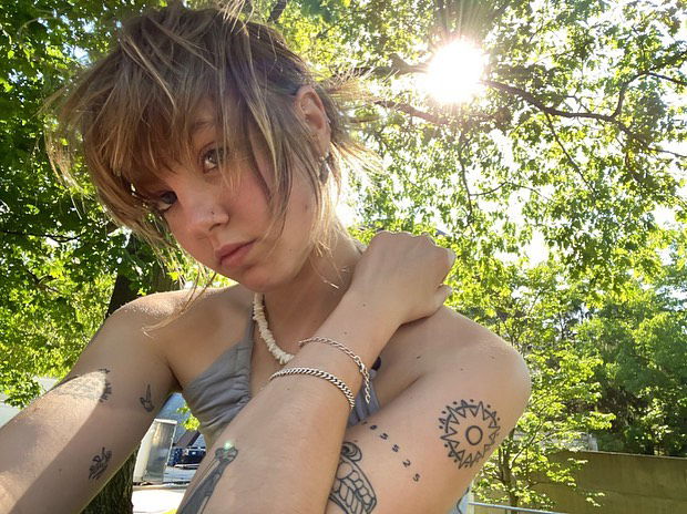 _femalien instagram image archive image