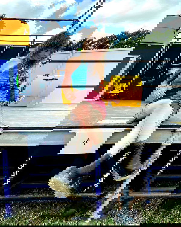 _femalien image ~ Altpins