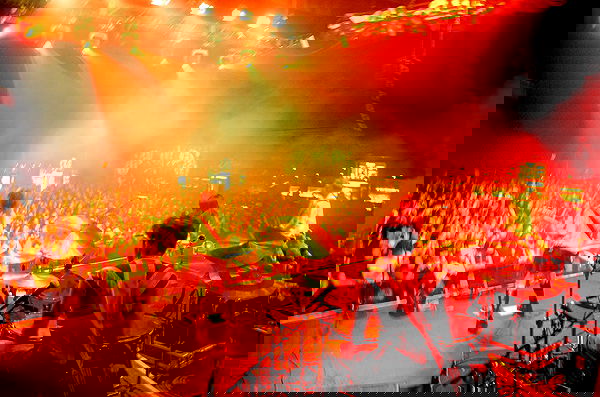 _femalien image ~ Altpins