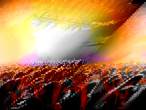 _femalien image ~ Altpins