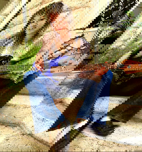 _femalien image ~ Altpins