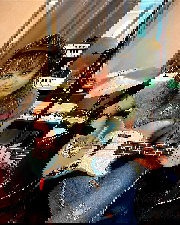 _femalien image ~ Altpins