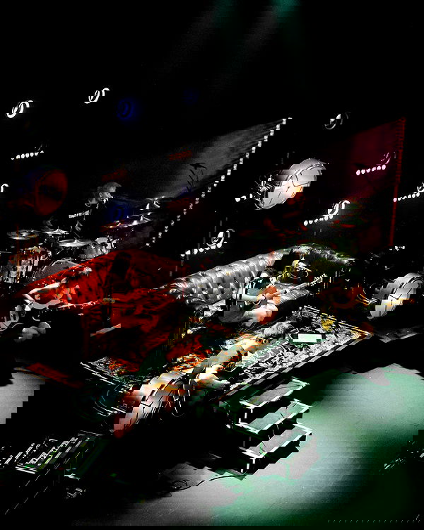 _femalien image ~ Altpins