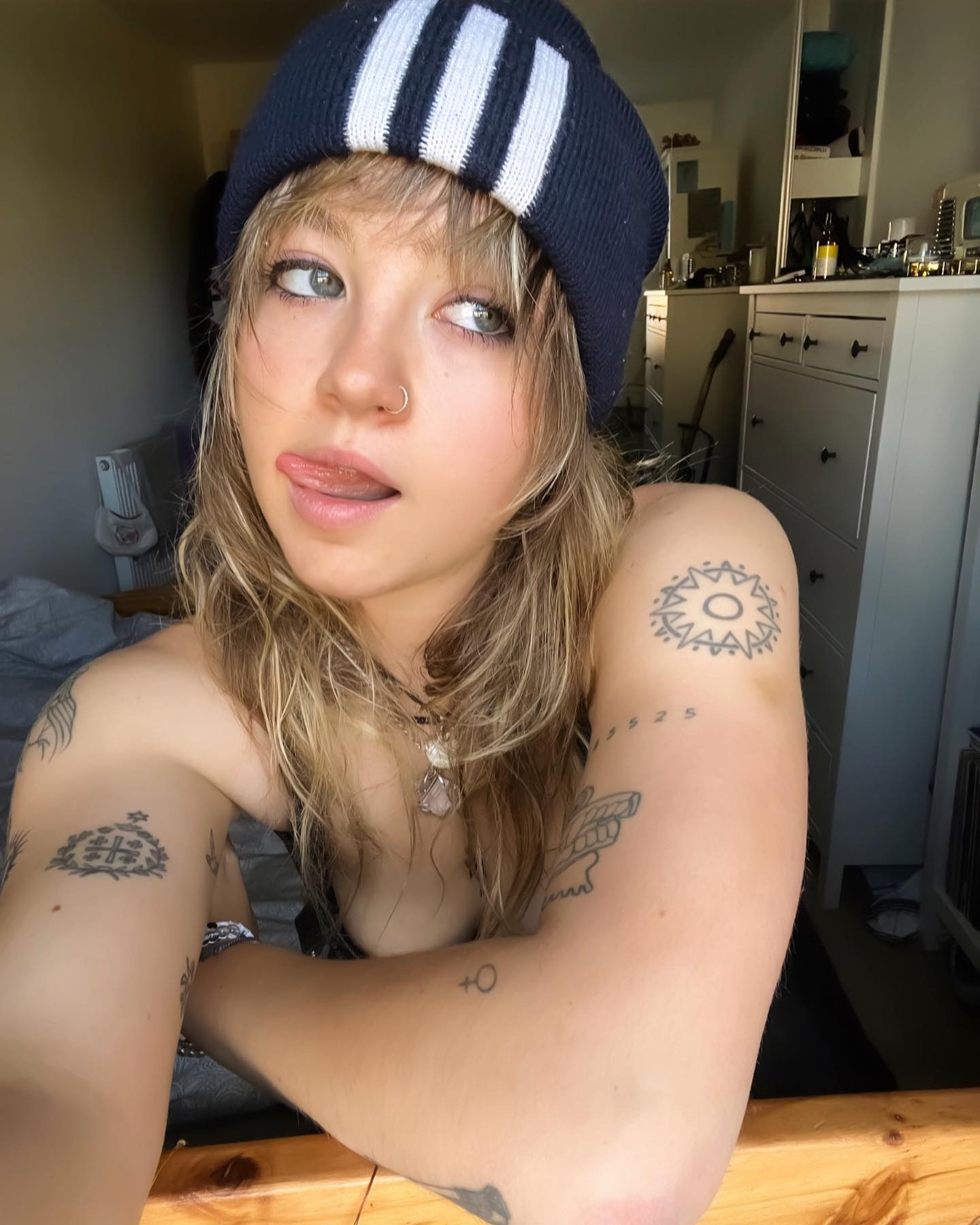 _femalien instagram image archive image