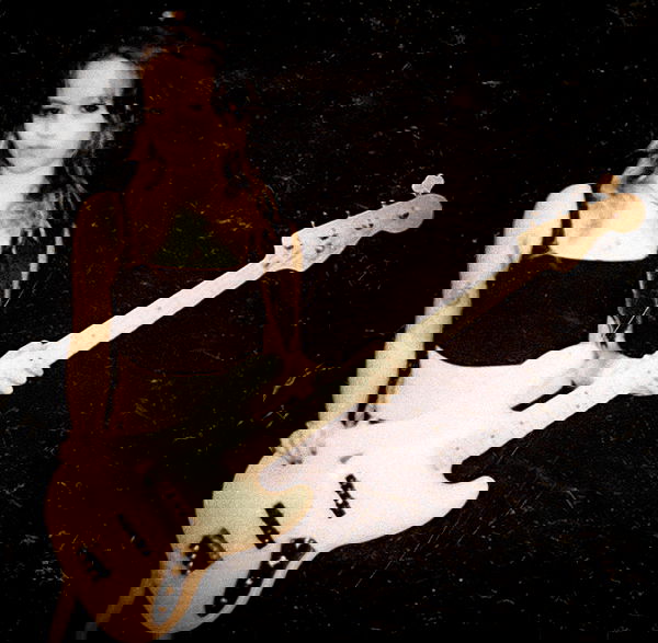 _femalien image ~ Altpins