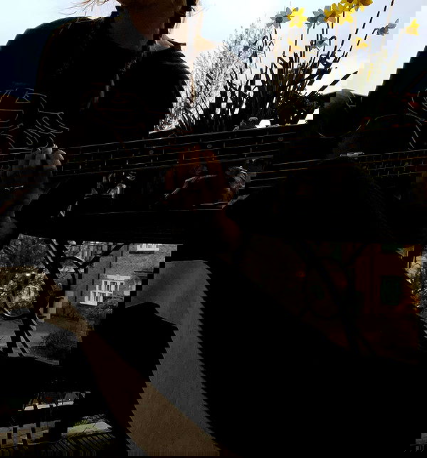 _femalien image ~ Altpins