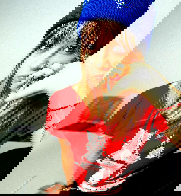 _femalien image ~ Altpins