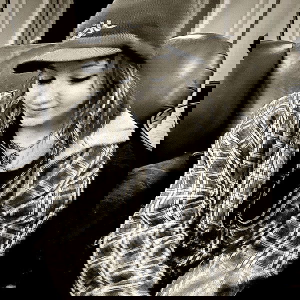 _femalien image ~ Altpins