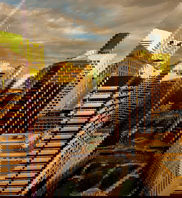 _femalien image ~ Altpins