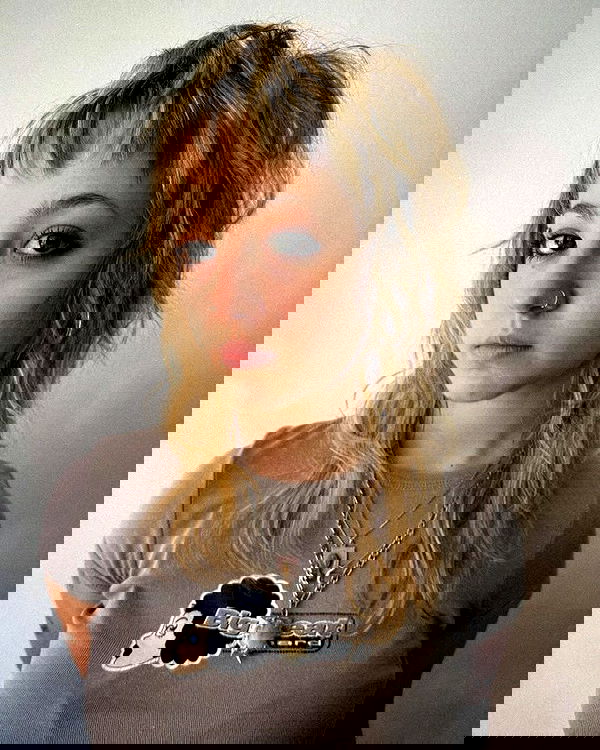 _femalien image ~ Altpins