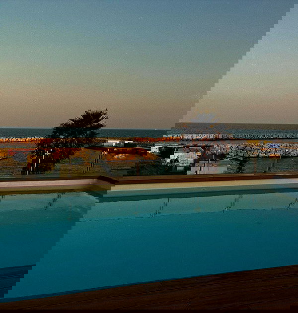 _femalien image ~ Altpins