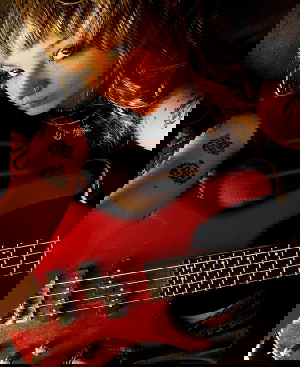 _femalien image ~ Altpins