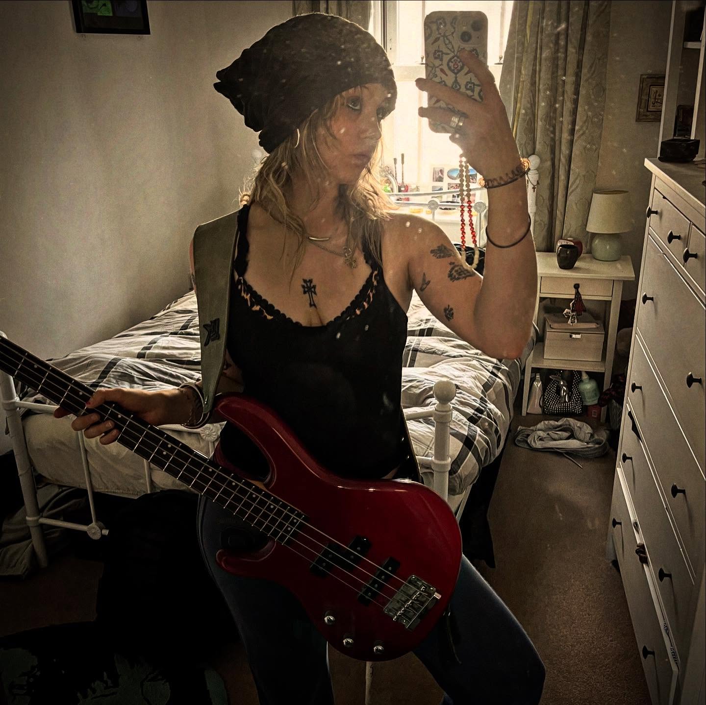 _femalien instagram image archive image