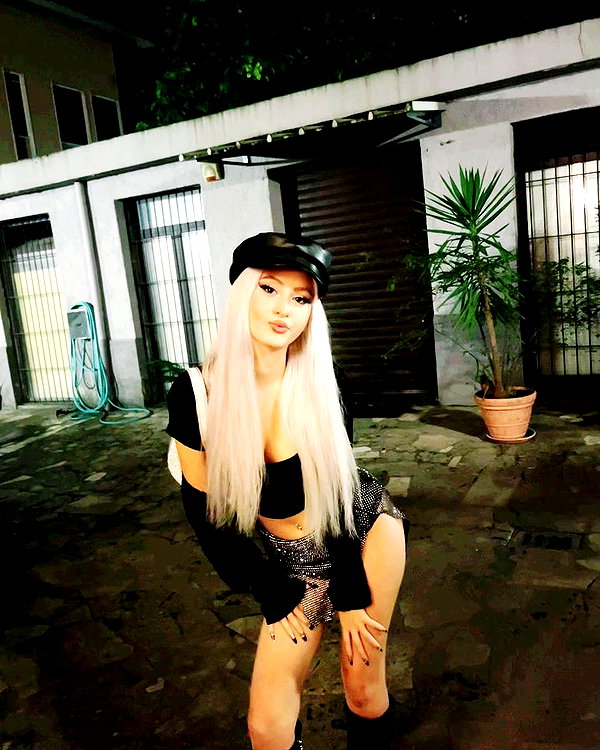 _laleonetti_ instagram image archive image