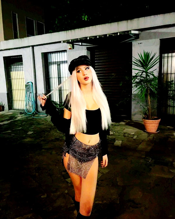 _laleonetti_ instagram image archive image