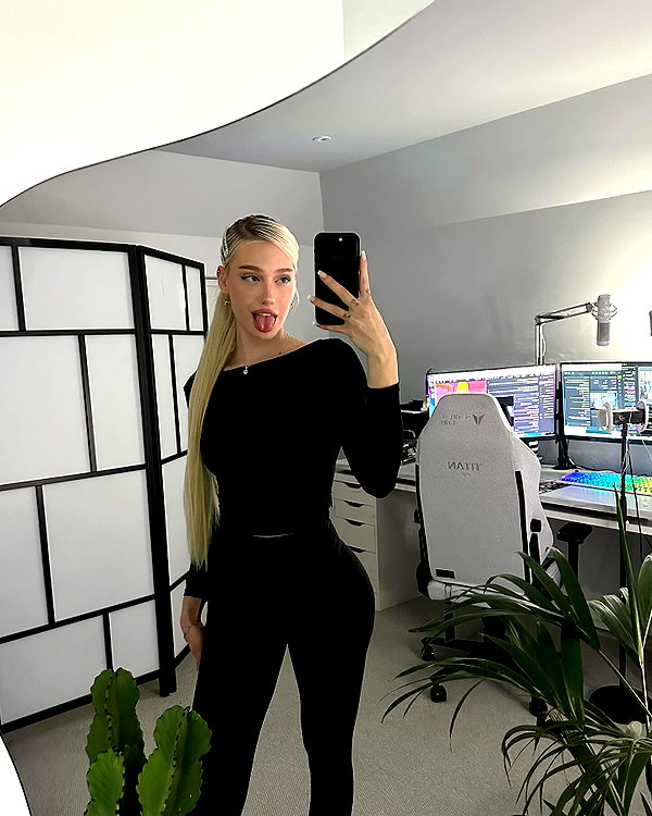 aleksandraverse instagram image archive image