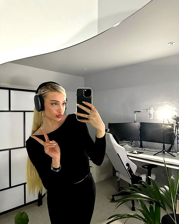 aleksandraverse instagram image archive image