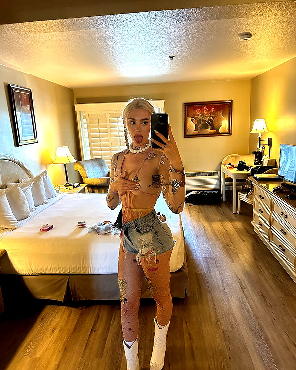 aleksandraverse instagram image archive image