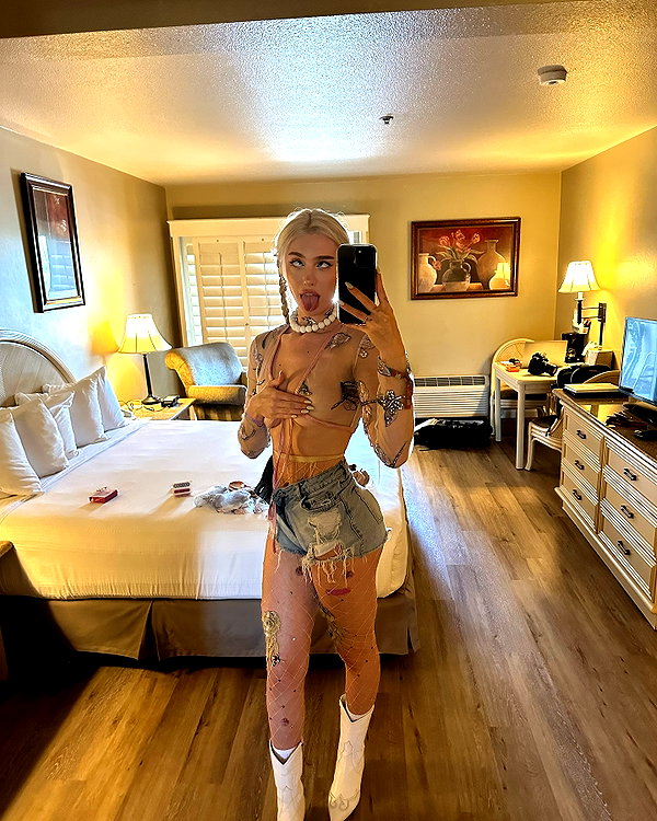 aleksandraverse instagram image archive image