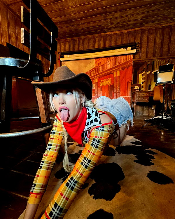 aleksandraverse instagram image archive image