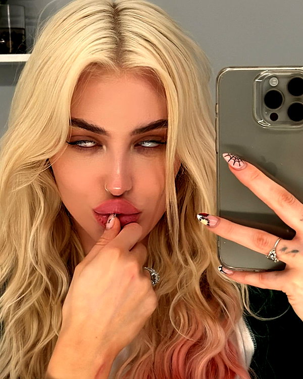 aleksandraverse instagram image archive image