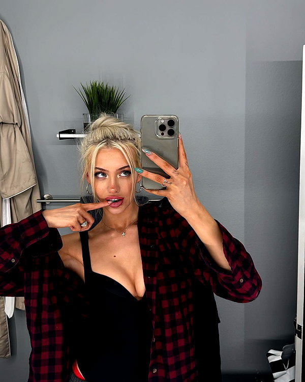 aleksandraverse instagram image archive image
